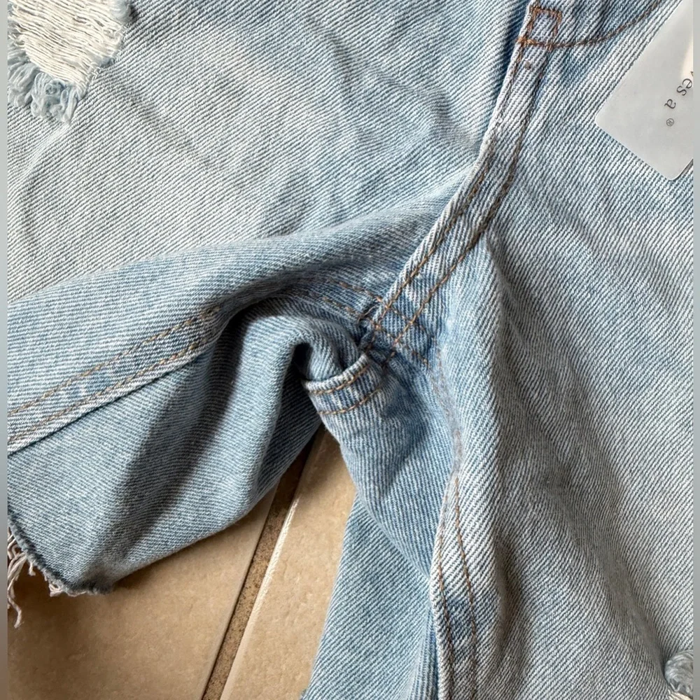 a loves a Women’s 24 Blue Frayed Cut Off Hem Distressed Denim Boyfriend Shorts - Picture 6 of 12